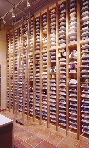 整然と並んだシャツラックに目を奪われる