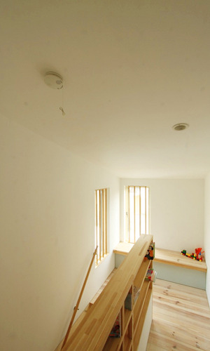 手摺の本棚と踊り場の遊び場