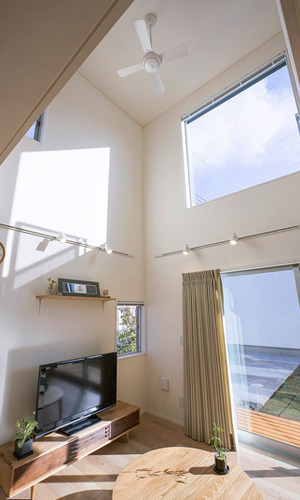 ブラインドにより必要な日射は取り入れ暖かくする吹抜