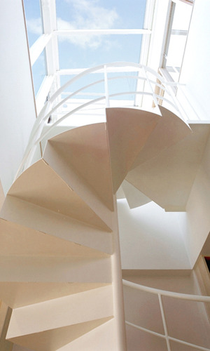 最上階螺旋階段と光あふれるトップライト