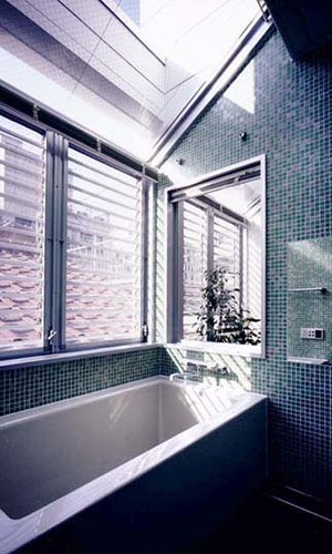光の庭と隣り合わせの浴室、光いっぱい