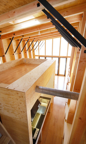 ロフトのワークスペースからキッチンを見渡す