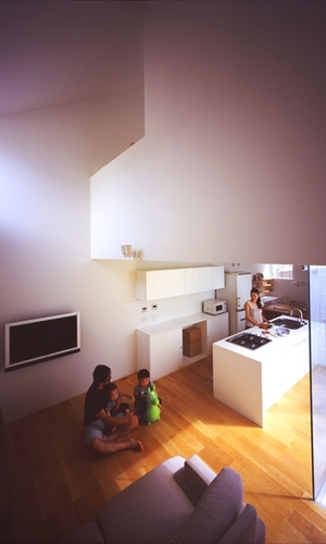 リビング吹抜けよりリビング・キッチンを望む