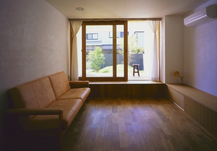 オークの無垢材で統一されたインテリア