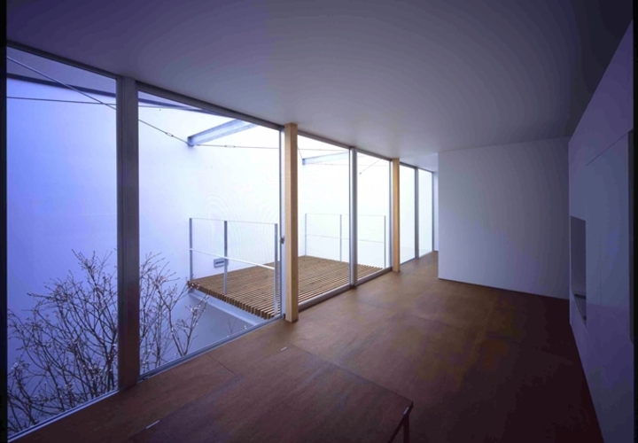 リビングから中庭を望む