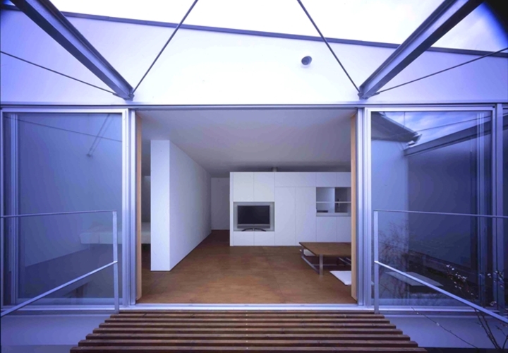 テラスからリビングを望む