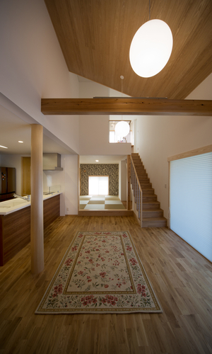 リビングルームから和室方向を見る