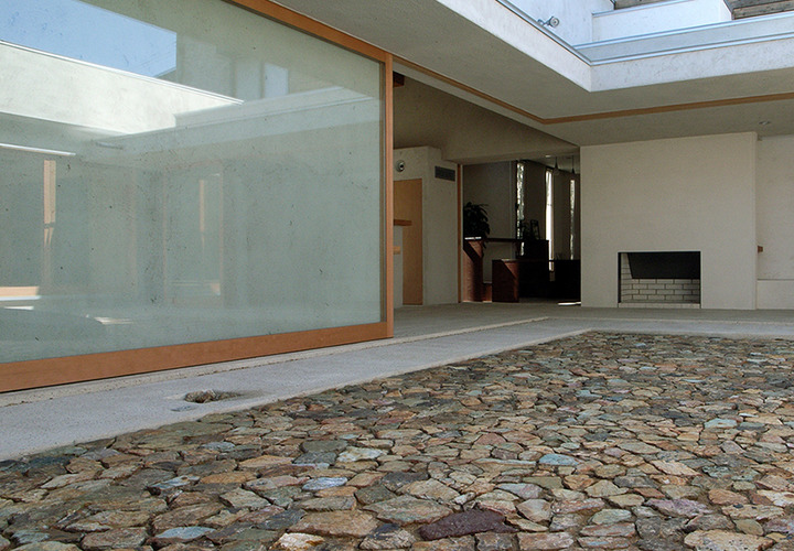 中庭の土間はグリ石敷き