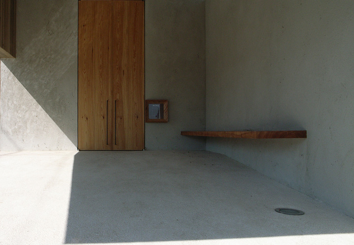 ポーチとベンチ