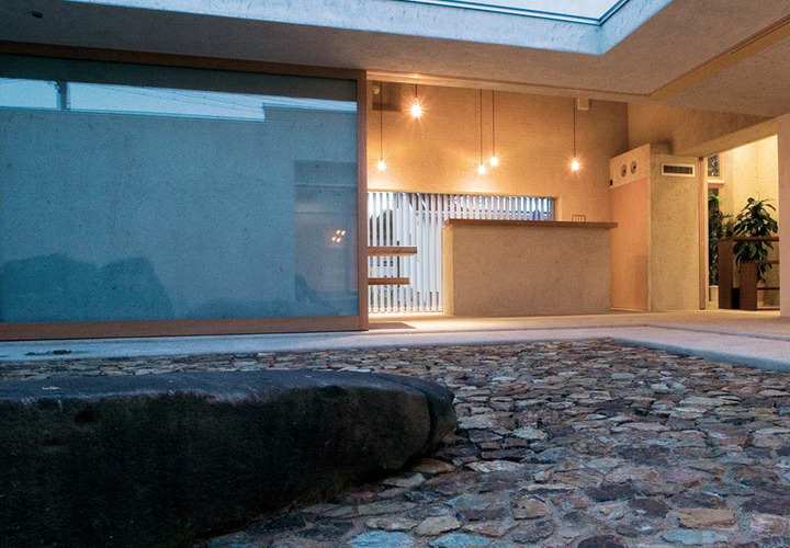 夕暮れどきの中庭２