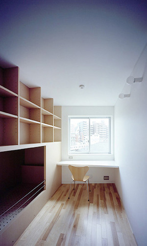 本棚の裏は隣室のベッドとなる収納家具