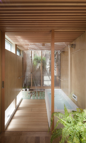 明るい光が差し込む、離れのようなバスルーム