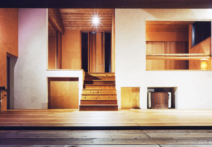 白い壁の背景は舞台セットように演出されます