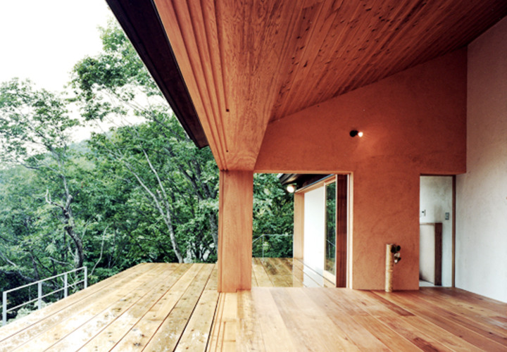 レッドシダーの素材で、内と外とがつながった開放的なスペース。