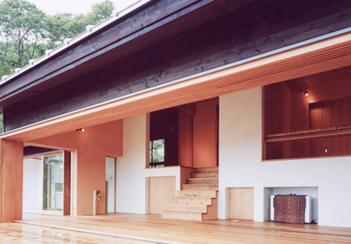 デッキと一体化する開放的な室内