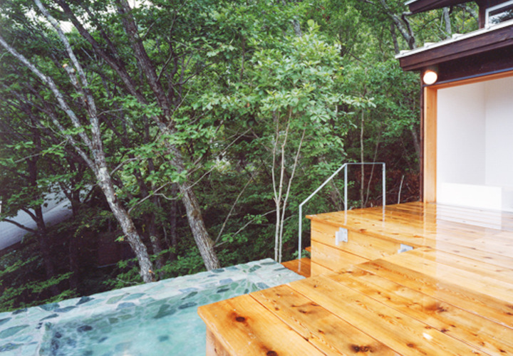 青石の露天風呂と開放的な内風呂