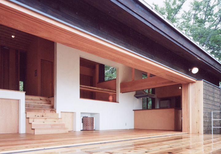 白い壁が魅力的な広間