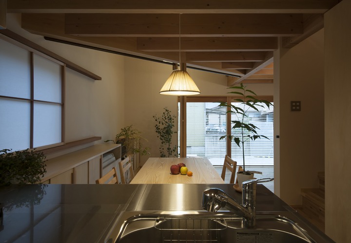 キッチンから見たリビング