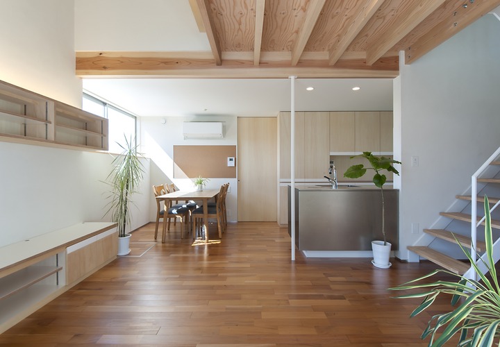 リビングから見たダイニング