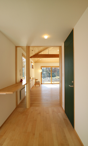 玄関ホールからLDKヘ