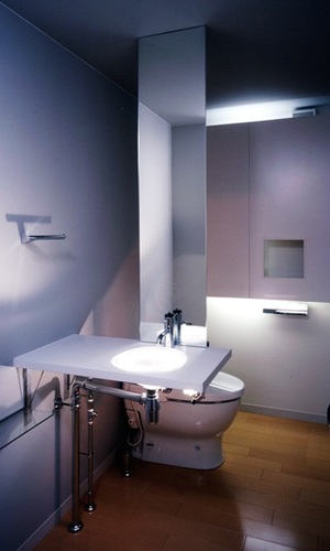 照明で演出されたトイレ