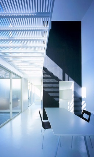 ガレージと上部から光が降り注ぐ吹き抜けのある主室