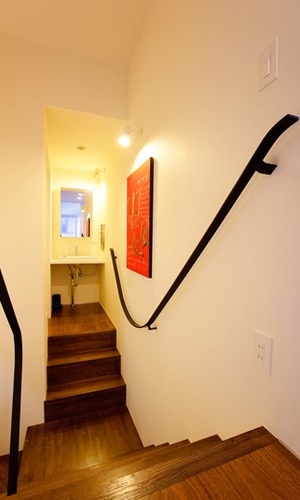 階段と中間階の洗面所