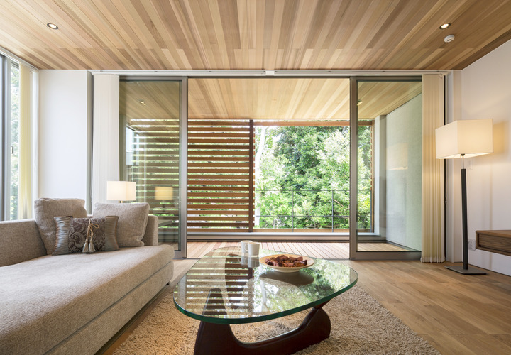 木のぬくもりに囲まれたリビングルーム