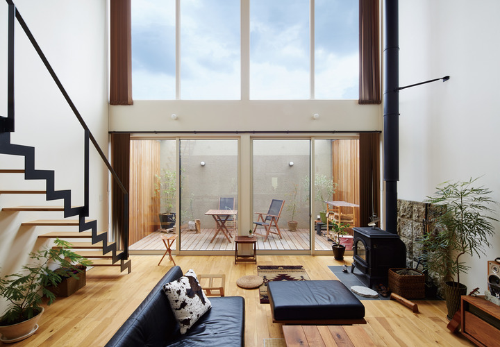 大開口の窓と吹き抜けが開放感を与えてくれるリビングダイニング