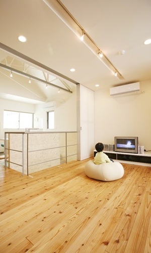 床暖房のぬくもりに包まれる２階ワンルームリビング