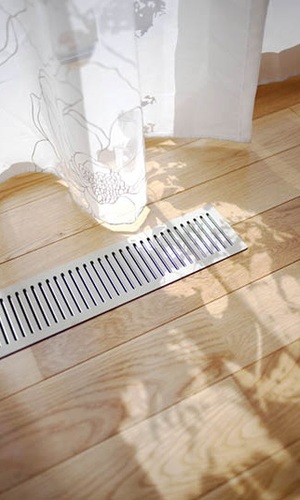 床に影を映し出すカーテンからの光