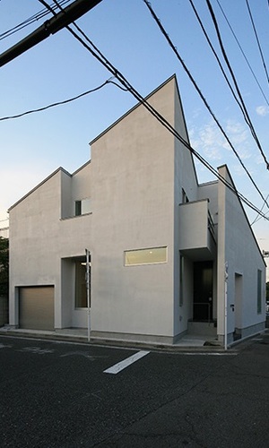 シンボリックな形状の外観