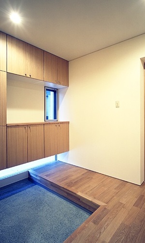 行き来しやすいL字の玄関ホール