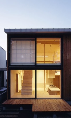 室内の暮らしが垣間見える夜景