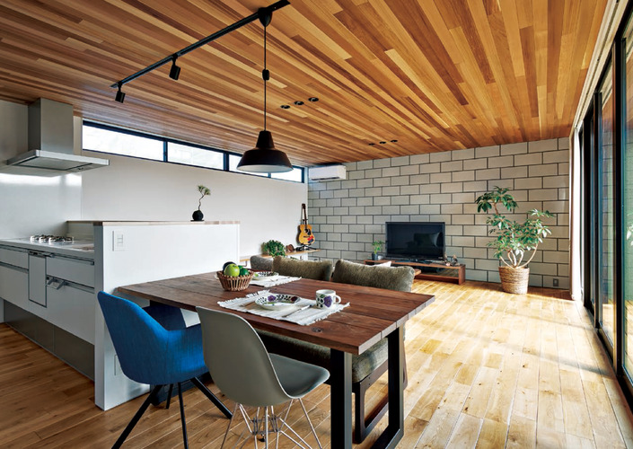 コンクリートブロック調のタイルがアクセントになったリビングルーム