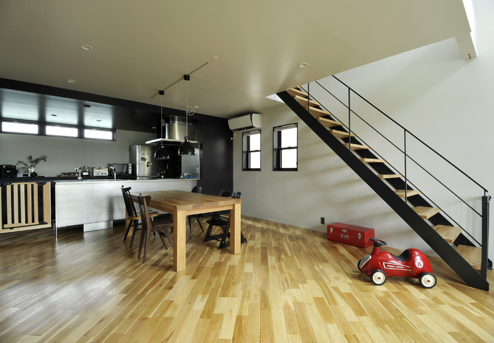 「家族みんなでいるのが好き。リビングから外の緑が見えて、ゆったり…そういうのがイチバンなんですよね」」と、おっしゃるご主人。[