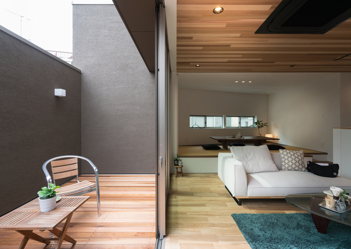 くつろげる小上がりの畳スペースのあるリビングダイニング