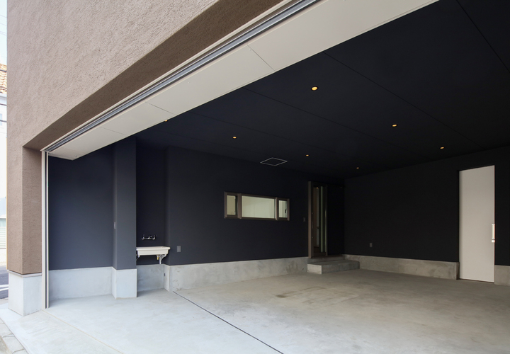 アトリエに併設されたゆったりガレージ