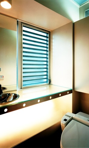 光る手洗いの有る客用トイレ