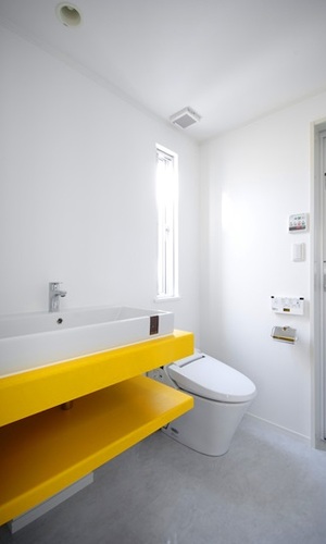イエローをアクセントにしたトイレ