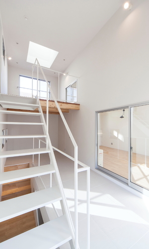 ライトコートからのびる階段とサンルーム