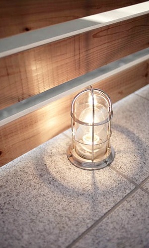 電球の灯りが照らすフットライト