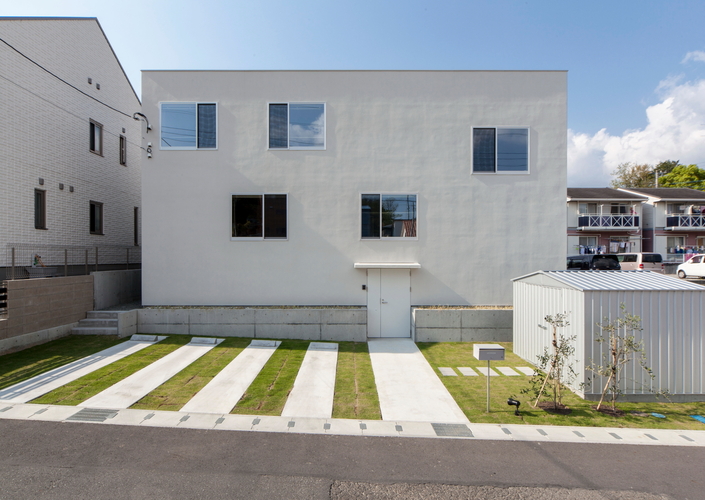 起伏に囲われた家