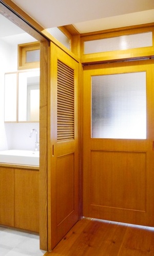 光と風を取り込む廊下と水廻り（マンションリフォーム）