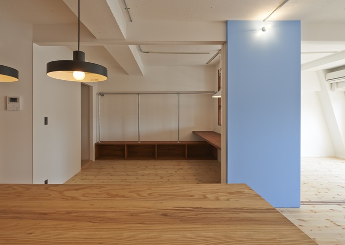 大きなダイニングテーブルが中心の家