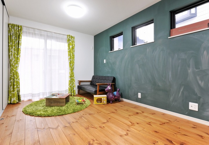 黒板のある子供部屋