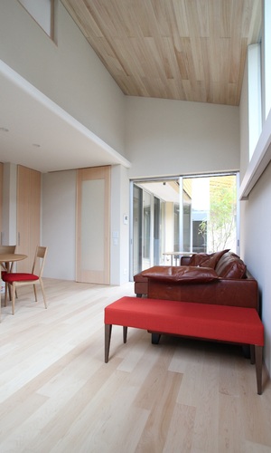 吹抜けのあるリビングルーム