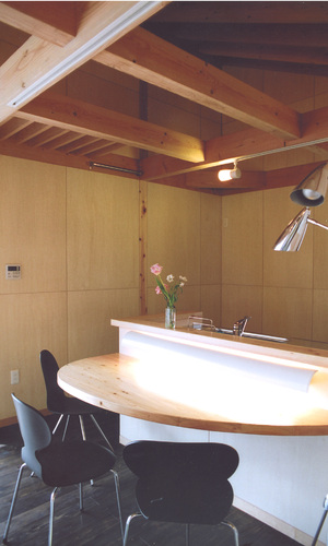 造り付け　半丸テーブルのあるダイニングキッチン