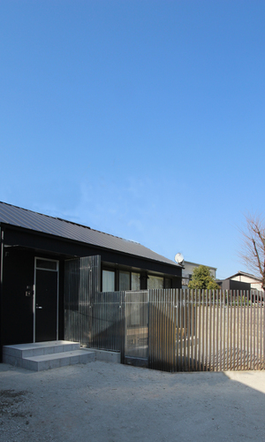 公園を望む　狭小平屋の住まい