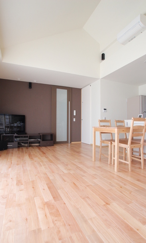 吹抜けのリビングルーム